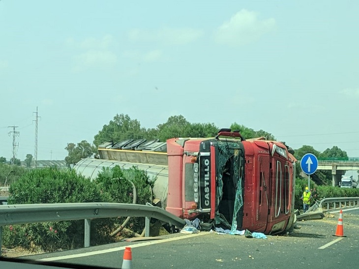 Camión accidentado en Arahal / Consejería de Fomento de la Junta de Andalucía.